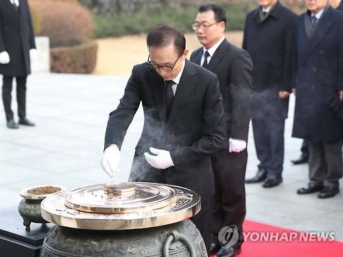 현충원 참배하는 이명박 전 대통령      (서울=연합뉴스) 김현태 기자 = 이명박 전 대통령이 새해 첫날인 1일 오전 동작구 국립서울현충원을 참배하고 있다.     mtkht@yna.co.kr