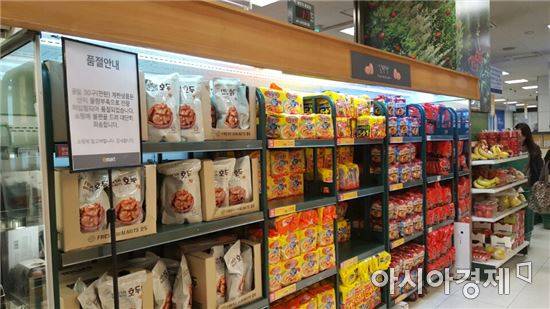 서울시내 한 대형마트 내 계란 진열대에는 계란이 일시 품절되면서 라면 등 다른 제품들이 채워져다.