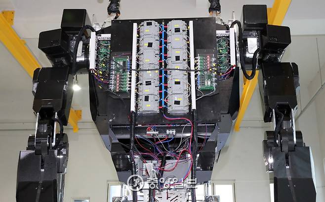 `메소드-2`의 등에는 전력을 분산시켜 주는 장치인 모터드라이브가 설치돼 있다.