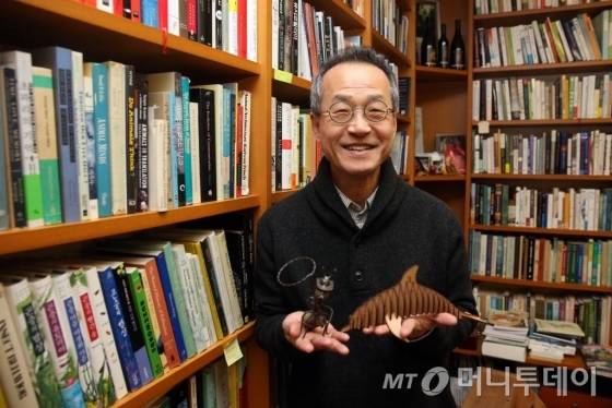 최근 임기를 마치고 이화여대 석좌교수로 돌아온 최재천 전 국립생태원장. 2017년 새해를 맞아 진행된 신년 인터뷰에서 그는 "독식으로는 살 수 없다는 것이 자연계의 법칙"이라며 "인간 사회도 마찬가지이며, 그것이 '호모 심비우스(공생인, homo symbious)'라는 개념이 필요한 이유"라고 말했다. /사진=임성균 기자