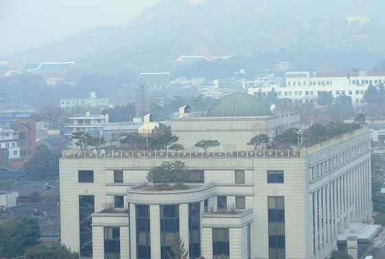 2일 오전 서울 종로구 재동 헌법재판소 뒤로 청와대가 미세먼지로 뿌옇게 보이고 있다./ 사진=뉴스1