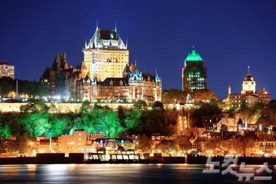 프랑스 문화의 정체성을 이어가는 퀘벡의 상징물로 꼽히는 샤토 프롱트낙 호텔의 야경이 아름답다.(사진=온라인투어 제공)
