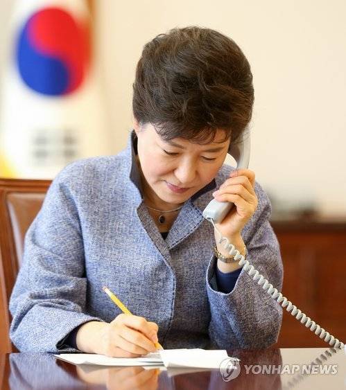 지난 2014년 1월 2일 반기문 유엔 사무총장의 신년전화를 받고 통화하고 있는 박근혜 대통령 [청와대 제공=연합뉴스 자료사진]