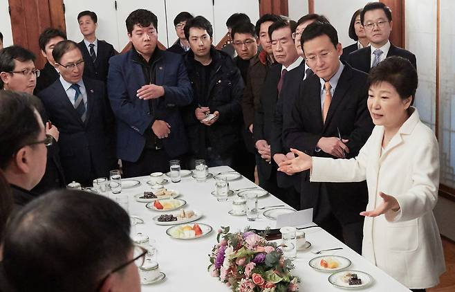 박근혜 대통령이 1일 오후 청와대 상춘재에서 출입 기자들과 간담회를 하고 있다. 청와대 제공