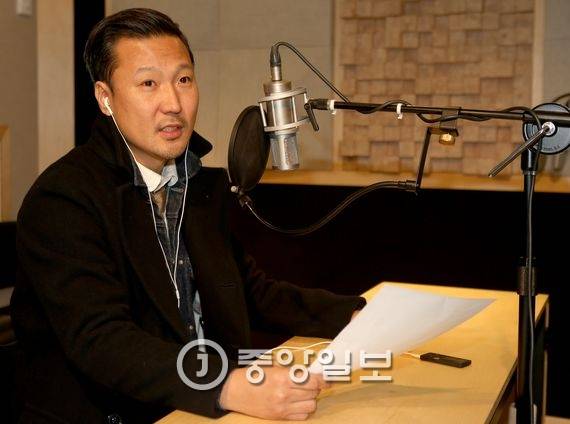 다수의 광고에서 내레이션 해 ‘목소리 스타’가 된 성우 정형석씨. 김춘식 기자