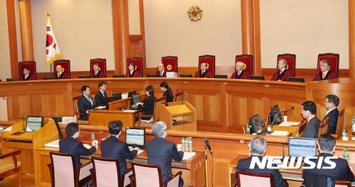 【서울=뉴시스】전신 기자 = 박근혜 대통령 탄핵심판 2차 변론기일인 5일 오전 서울 종로구 헌법재판소 대심판정에 박한철 헌법재판소장 등 헌법재판관들이 자리하고 있다. 2017.01.05.   photo@newsis.com