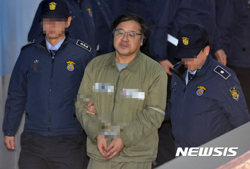 【서울=뉴시스】김선웅 기자 = 최순실 국정농단 사건에 연루된 안종범 전 청와대 정책조정수석이 5일 오후 서울 서초구 서울중앙지방법원에서 열린 1차 공판에 출석하고 있다. 2017.01.05.   mangusta@newsis.com