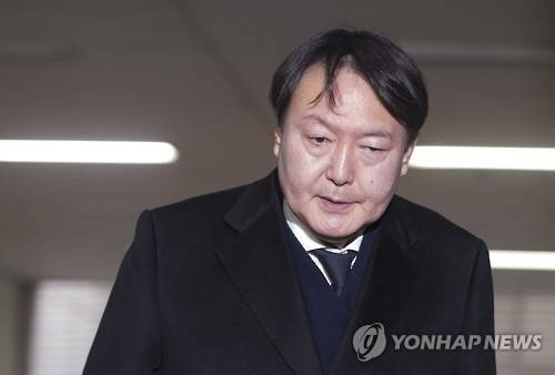 (서울=연합뉴스) 윤동진 기자 = 박근혜 대통령의 비위 의혹과 최순실 게이트를 수사 중인 특검 윤석열 수사팀장이 5일 오전 서울 강남구 대치동 특검 사무실로 출근하고 있다. 2017.1.5      mon@yna.co.kr