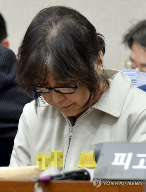 고개 숙인 최순실      (서울 사진공동취재단=연합뉴스) 국정농단 사건의 핵심인물인 최순실 씨가 5일 오후 서울 서초동 서울중앙지법에서 열린 1차 공판에 출석해 고개를 숙이고 있다. 2017.1.5      photo@yna.co.kr