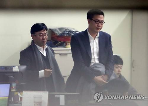 술집 종업원에 주먹 휘두른 김승연 셋째아들      (서울=연합뉴스) 임헌정 기자 = 술집 종업원을 폭행한 혐의를 받는 김승연 한화그룹 회장의 셋째 아들 동선 씨(오른쪽)가 5일 오후 서울 강남구 삼성동 서울강남경찰서에서 조사를 받고 있다. 경찰에 따르면 동선씨는 이날 오전 3시30분께 청담동에 있는 바에서 술에 취해 남자 종업원 2명의 뺨과 머리를 2∼3차례 때리고 순찰차에서 난동을 부리다 기물을 파손한 혐의(폭행·공용물건손상)로 조사받고 있다.       kane@yna.co.kr