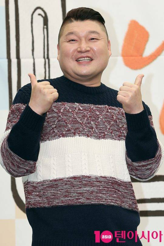 개그맨 강호동이 6일 오후 서울 마포구 상암동 스탠포드호텔에서 열린 MBN 예능 ‘내 손안의 부모님’ 제작발표회에 참석해 포토타임을 갖고 있다.