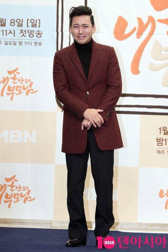 배우 김형범이 6일 오후 서울 마포구 상암동 스탠포드호텔에서 열린 MBN 예능 ‘내 손안의 부모님’ 제작발표회에 참석해 포토타임을 갖고 있다.