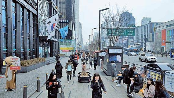 노점이 있던 자리에 시민이 앉을 수 있는 벤치와 화분이 설치된 서울 강남대로 옆 보행로. [사진 서초구]