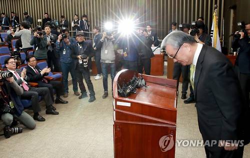 새누리 인명진 비대위 표류      (서울=연합뉴스) 홍해인 기자 = 새누리당 인명진 비상대책위원장이 6일 오후 서울 여의도 국회 본관에서 전국상임위원회가 정족수 미달로 무산된 뒤 전국상임위원들을 향해 인사하고 있다.     hihong@yna.co.kr