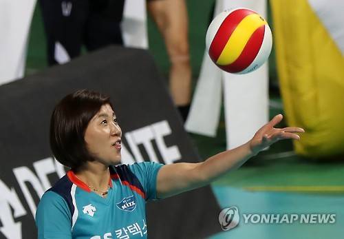 서브 넣는 장윤희      (서울=연합뉴스) 윤동진 기자 = 6일 오후 서울 장충체육관에서 열린 여자 프로배구 GS칼텍스 구단 OB 대 고려대 남자팀 경기. OB팀 장윤희가 서브를 넣고 있다. 2017.1.6       mon@yna.co.kr