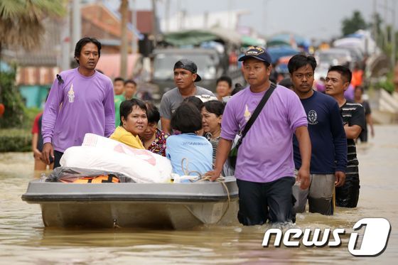 태국 남부에 일주일여간 지속된 폭우로 주민들이 긴급 대피하고 있다 © AFP=뉴스1