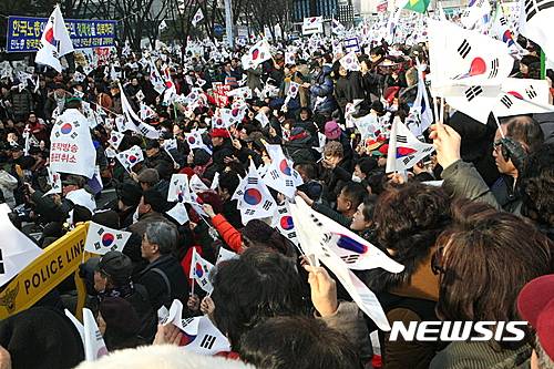 【서울=뉴시스】조명규 기자 = 7일 오후 서울 강남구 삼성동 한국종합무역센터(코엑스) 앞에서 열린 박근혜 대통령 탄핵반대 집회에서 참가자들이 박 대통령 탄핵 기각을 요구하고 있다. 2017.01.07   mkcho@newsis.com