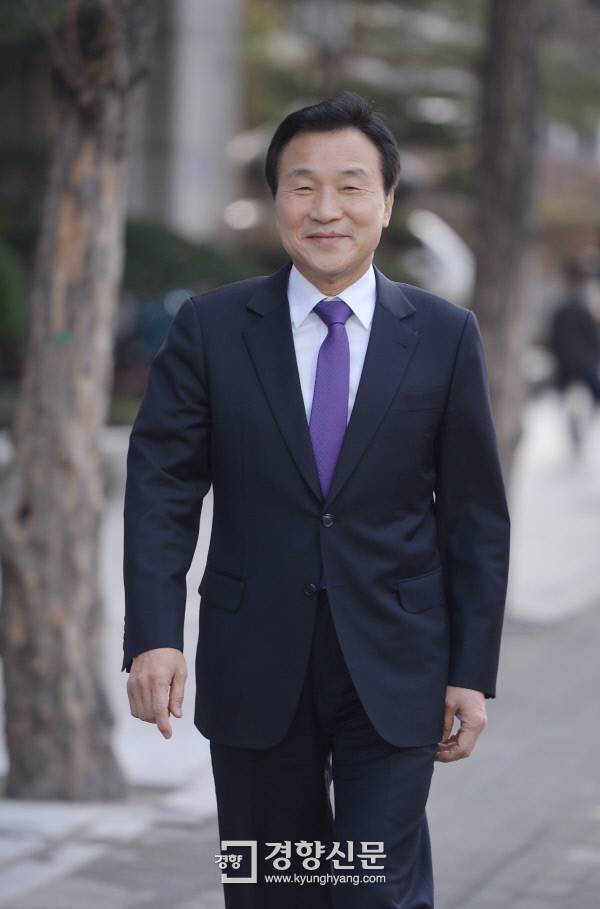 손학규 전 새정치민주연합 상임고문이 8일 서울 마포 사무실을 나서고 있다.  /강윤중 기자