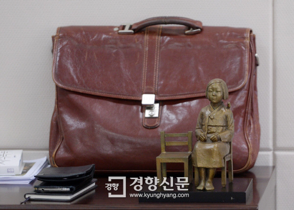 손학규 전 새정치민주연합 상임고문의 서울 마포 사무실에 ‘평화의 소녀상’과 낡은 가방이 놓여 있다. /강윤중 기자