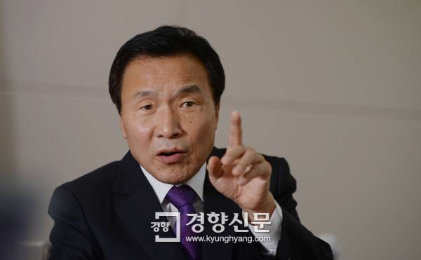 손학규 전 새정치민주연합 상임고문이 8일 서울 마포 사무실에서 경향신문과 신년 인터뷰를 하고 있다. /강윤중 기자