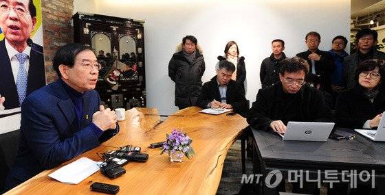 박원순 서울시장이 8일 오전 전북 전주시 풍남문 광장 인근 카페에서 전북지역 기자들과 간담회를 하고 있다.2017.1.8/사진=뉴스1