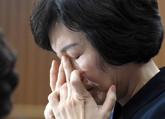 최경희 전 이화여대 총장이 지난달 15일 오후 서울 여의도 국회에서 열린 '최순실 국정농단 의혹 진상규명을 위한 국정조사 특별위원회' 4차 청문회에 출석해 잠시 눈을 만지고 있다./ 사진=뉴스1