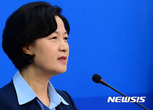 【서울=뉴시스】박주성 기자 = 8일 오전 서울 여의도 국회 더불어민주당 당대표실에서 추미애 대표가 신년 기자회견을 하고 있다.    이날 추미애 대표는 기자회견에서 "오늘부터 당내 대선 경선 룰 마련을 시작하겠다"며 "국민께 약속드린 적폐청산과 사회대개혁은 결국 정권교체로 시작될 수밖에 없다"고 밝혔다. 2017.01.08.   park7691@newsis.com