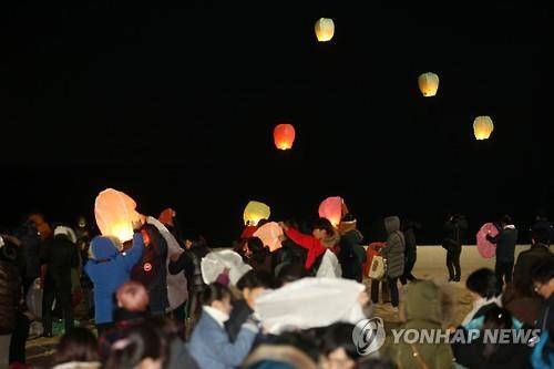 (강릉=연합뉴스) 유형재 기자 = 세월호 참사 1천일을 맞은 9일 시민들이 강원 강릉시 경포해변에서 416개의 풍등을 날리며 희생자를 추모하고 있다. 2017.1.9