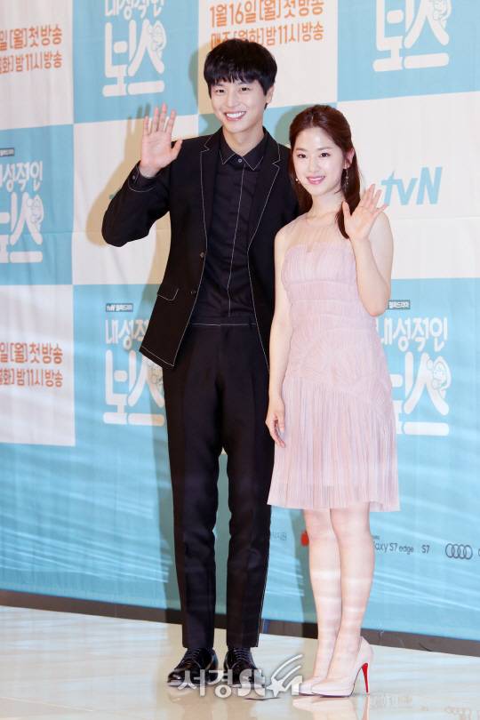 연우진과 박혜수가 10일 열린 tvN 새 월화드라마 ‘내성적인 보스’ 제작발표회에서 포토타임을 갖고 있다.