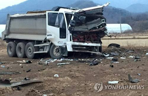 지난해 11월 30일 오후 강원 철원군 근남면 풍암리 인근 '동서 녹색 평화도로 확장 및 포장' 공사현장에서 대전차 지뢰 폭발로 추정되는 사고가 나 덤프트럭 운전자 한 모(40) 씨가 숨졌다. 사진은 폭발 여파로 운전석 등 덤프트럭 앞부분이 심하게 훼손된 모습.