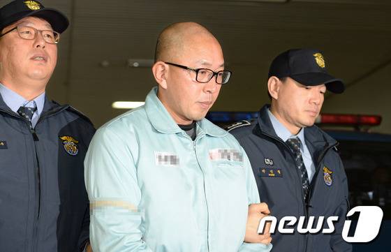 구속 수감중인 차은택 전 창조경제추진단장이 11일 오전 서울 강남구 대치동 특검사무실로 소환되고 있다. 2017.1.11/뉴스1 © News1 박세연 기자