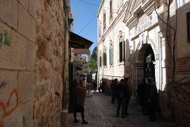 골목 오른편이 빌라도 총독의 관저가 있던 곳이다. 골목길 왼편에는 예수가 재판을 받았던 빌라도 법정이 있었다.