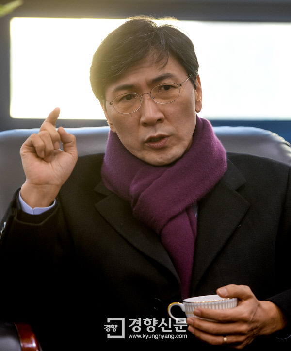 안희정 충남지사가 11일 서울 중구 정동 경향신문에서 신년 인터뷰를 갖고 있다.  이석우 기자 foto0307@kyunghyang.com