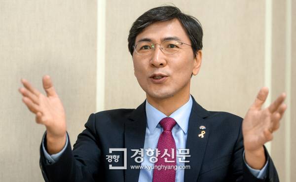 안희정 충남지사가 11일 서울 중구 정동 경향신문에서 신년 인터뷰를 갖고 있다. 이석우 기자 foto0307@kyunghyang.com