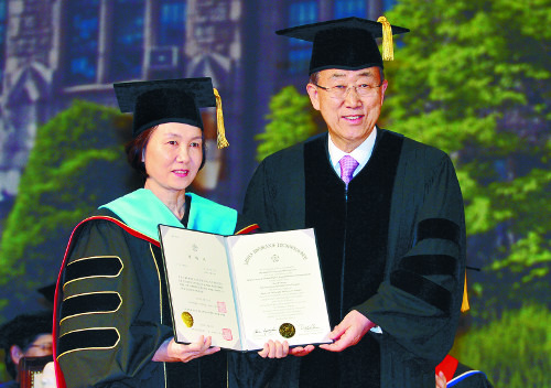 반기문 전 유엔 사무총장이 2015년 5월 20일 서울 서대문구 이화여대에서 최경희 전 이화여대 총장에게서 여성학 명예박사 학위를 받고 있다. 뉴시스