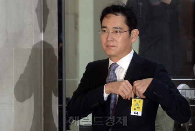 박근혜 대통령과 삼성그룹 사이 뇌물 수수 의혹을 수사 중인 박영수 특별검사팀이 삼성그룹 총수인 이재용 삼성전자 부회장을 위증혐의로 고발해달라고 11일 국회 ‘최순실 국정농단’ 국정조사 특별위원회에 요청했다.