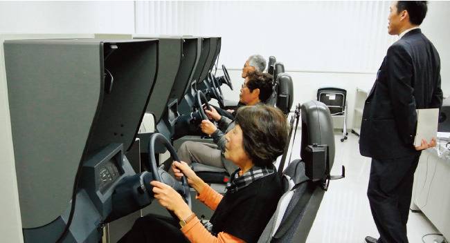 일본 도야마시 도야마 자동차 강습소에서 운전면허증 갱신 시험을 치르는 노인들. 일본은 고령 운전자가 운전면허증 갱신을 할 때 운전능력과 인지능력을 검사한다. [동아DB]