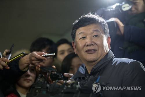 (서울=연합뉴스) 한상균 기자 = 박근혜 대통령에게 '나쁜 사람'으로 찍혀 공직에서 물러난 것으로 알려진 노태강 전 문화체육관광부 체육국장이 특별검사팀 조사를 받기 위해 11일 오후 대치동 특검사무실에 들어서고 있다. 2017.1.11      xyz@yna.co.kr