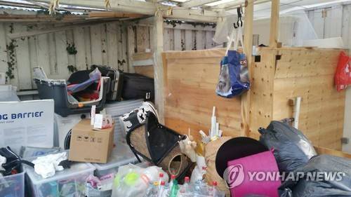 모두 떠나 버린 정유라 덴마크 거주지      (올보르<덴마크>=연합뉴스) 김병수 특파원 = 덴마크에 구금된 정유라 씨와 덴마크 올보르시 외곽에서 함께 생활하던 19개월 된 정 씨의 아들과 유모, 남성 2명 등이 10일(현지시간) 종적을 감춘 뒤의 현지 임차 주택 모습.       뜯지도 않은 라면봉지와 침대 매트리스가 집 주변에 버려졌다.  bingsoo@yna.co.kr