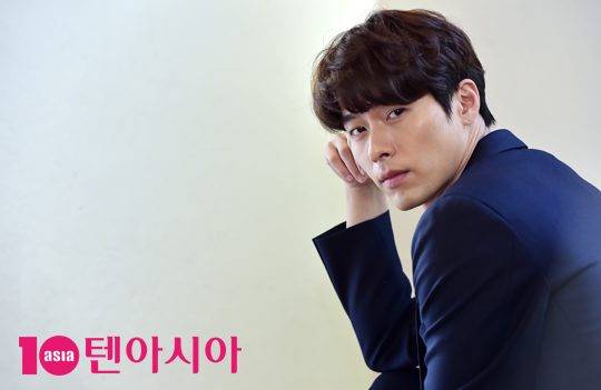 영화 ‘공조’에서 북한형사 림철령역을 열연한 배우 현빈이 12일 오후 서울 종로구 삼청동의 한 카페에서 텐아시아와 인터뷰에 앞서 포즈를 취하고 있다.