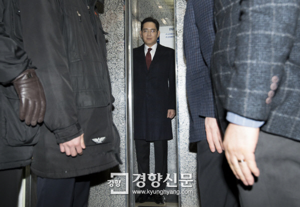 특검 사무실 올라가는 이재용 부회장 이재용 삼성전자 부회장이 12일 오전 최순실씨 일가 지원 의혹과 관련해 피의자 신분으로 서울 대치동 박영수 특검 사무실에 출석하기 위해 엘리베이터에 올라타고 있다. 이석우 기자 foto0307@kyunghyang.com