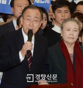 반기문 전 유엔 사무총장(왼쪽)이 부인 유순택 여사와 함께 12일 인천공항을 통해 입국한 뒤 기자회견을 하고 있다. 이준헌 기자