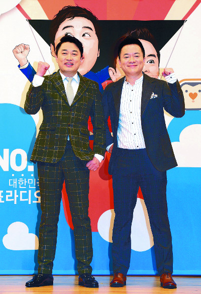 ‘두시탈출 컬투쇼’를 진행하는 개그맨 정찬우(왼쪽)와 김태균이 10일 서울 양천구 SBS 사옥에서 열린 기자간담회에서 포토타임을 갖고 있다.SBS 제공