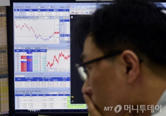 서울 중구 KEB 하나은행 본점 딜링룸 모니터에 해외주요국 외환시세가 나타나고 있다. /사진제공=뉴스1