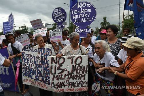 12일 필리핀 마닐라 일본대사관 앞에서 일본군 위안부 피해자들이 시위를 벌이고 있다.[AFP=연합뉴스]