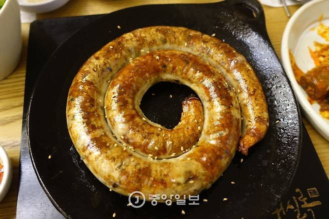 대학로 ‘순대실록’이 개발한 대표 메뉴 ‘순대스테이크’(1만4000원)는 구운 다음 데운 철판접시에 담아 상에 나가면 칼로 잘라서 먹는다.