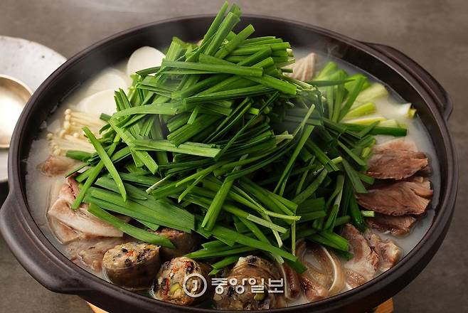 상에 나와 끓이고 있는 ‘순대전골’.