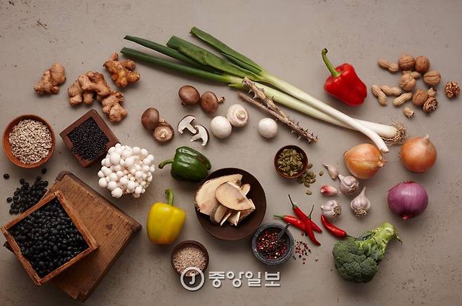 순대의 재료를 모아놓고 찍은 ‘순대실록’의 자료 사진. 종류에 따라 22가지(야채백순대), 23가지(선지순대), 28가지(순대스테이크) 재료가 들어간다.