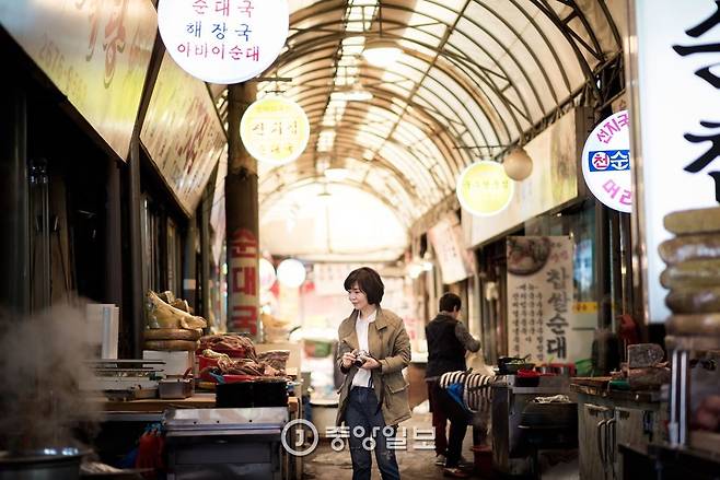 2005년 4월 8일 영등포시장 순대골목을 돌아보고 있는 육경희 사장.