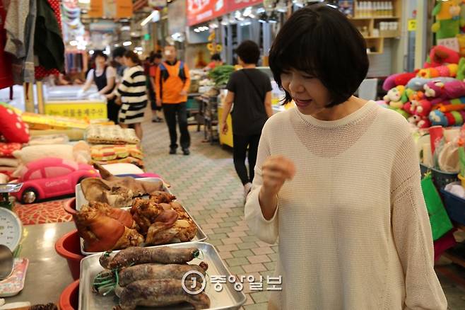 육경희 사장이 2014년 9월 15일 제주 동문시장에서 ‘수애(순대의 제주 말)’를 살펴보고 있다.